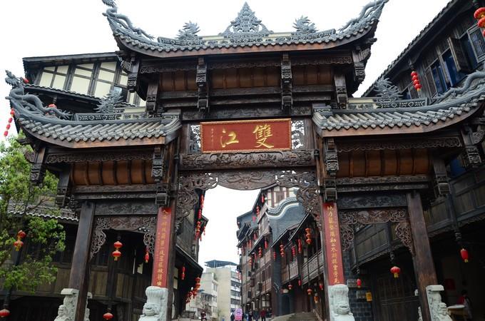 【应对低温雨雪天气】县行政审批服务局:扫雪除冰暖人心,志愿服务我先行